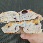 マルイチベーグル - ブルーベリーベーグルに家でクリチとバナナ挟んだもの