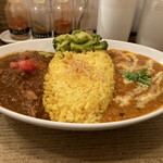 レインボウスパイス - 左:チキン、右:ネイコーリー