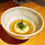 いざかや しん - 広島県安芸津産の『まる赤じゃがいも』が使われおり、饅頭の中には鶏ミンチとクリームチーズが入っています(o^^o)