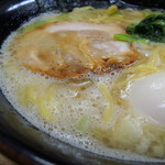 麺屋 達 - ラーメン並盛(650円)＋セット(のり３枚＋たまご)100円　スープ、具材