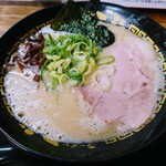 豚骨ラーメン 三福 - 令和5年4月
王道の博多とんこつ並 770円