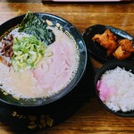 Tonkotsu ramen mimifuku - 令和5年4月
                        王道の博多とんこつ並、鶏唐2個、ライス 1070円