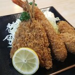 菊富 - 海鮮フライ定食(エビ、カキ、アジ)のアップ