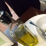 オステリア ラ フェニーチェ - ブッラータチーズの苺のマリネ用のオリーブオイルと塩ヽ(*´∀｀)ﾉ♪