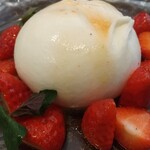 オステリア ラ フェニーチェ - ブッラータチーズの苺のマリネヽ(*´∀｀)ﾉ♪