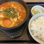 カルビ丼とスン豆腐専門店 韓丼 - ホルモンスン豆腐定食+生玉子