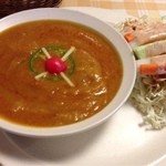 インド料理ヒマラヤ - チキンカレーとサラダ