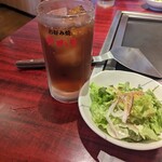 Okonomiyaki Yukari - ランチのサラダと烏龍茶