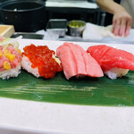 立食い寿司 根室花まる - トロたく、紅鮭筋子醤油漬け、中とろ、上赤身