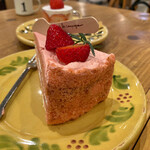 A la campagne - ガトー･オ･フレーズ･ソワイユ･ロゼ¥836
                        なんかピンク色のケーキが珍しいなぁ〜って
                        目が奪われて頼んでみました♪
                        少し甘酸っぱさが染みわたり僕好みです✨️