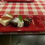 ビストロ デ トロワ - 食後のデザート。レアチーズケーキ、ガトーショコラ、名前忘れた…（ナッツがたくさん入ったチョコの焼き菓子）。