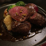 ビストロ デ トロワ - 白糠産エゾ鹿フィレ肉のポワレ。