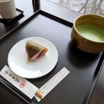 虎屋菓寮 - 桜餅の抹茶付き