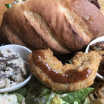 カメイノ食堂 - ジャークチキンのパンを裏側から。