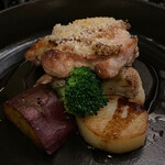 ビストロ デ トロワ - 大山鶏のグリル。粒マスタード。