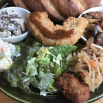 カメイノ食堂 - ジャークチキンサンド　お惣菜側