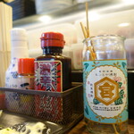 串カツの中村屋 - 卓上の調味料&串入れ