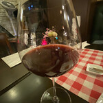 ビストロ デ トロワ - 「特別な一杯」の赤ワイン。美味しかった…。