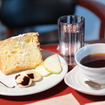 ちゃ茶cha  - 料理写真:シフォンケーキ＋のみもの。