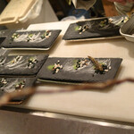 鮎知 - 団体客の活稚鮎天ぷらの盛り付けをパシャリ