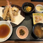 天ぷら割烹 うさぎ - 天ぷら御膳１９３６円。天ぷら、小鉢２品、茶碗蒸し、ご飯、お味噌汁、お漬物の御膳です。油切りがしっかりした天ぷらは、最後までとても美味しかったです（╹◡╹）