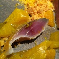 ライラ - 前菜１：黄金の丘　カボスでマリネした鯖の燻製　オレンジの果肉を添えて