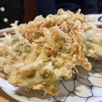 小料理 椿 - 白魚とふきのとうのかき揚げ。