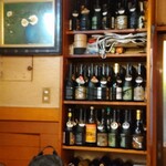 小料理 椿 - ボトルキープずらり。