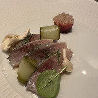 レグリエ - 鯖のマリネ、コルニッション、ビーツ、玉ねぎのソース。