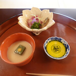 美山荘 - 鯉のお造り、白味噌椀