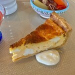 プロヴァンスの日曜日 - プチコース(\3,300)　季節のお任せオードブル（チーズのキッシュ）