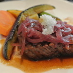 モダングリル - ２種類の玉葱と赤ワインベースのソースはお肉を上手に引き立てる