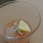 モダングリル - グレープフルーツのゼリー。パイン・ドラゴンフルーツが夏らしさを演出
