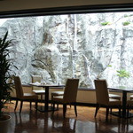 モダングリル - 目の前の大きなガラス窓の向こうに流れる『滝』は圧巻！