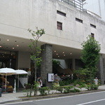 モダングリル - 『新横浜ラントラクト』の２階。ラントラクト＝休息時間と言う意味。まさに都会のオアシス？！