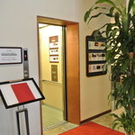 モダングリル - エレベーターで２階へ