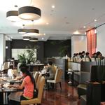 モダングリル - ２段階の高低差がある店内