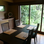 お庭と相模湾が見える個室です