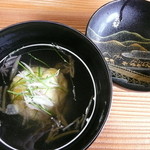 日本料理 鎌倉山倶楽部 - 玉蜀黍のしんじょ　ジュンサイ・茗荷・芽葱が入っています