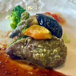 プロヴァンスの日曜日 - プチコース(\3,300)　本日のお肉料理（エゾシカの香草パン粉フリット　粒マスタード赤ワインソース、富山県タラの芽など）　※取り分け分