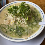 ラーメン藤 - とんこつ味　薄切りのチャーシューが隠れてます。　