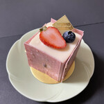 なかたに亭 - アブリル(700円)。中は、苺ミルクムース。美味しい