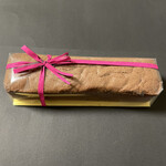 なかたに亭 - ケックショコラ(1900円)。横20cm、縦5cm、高さ5cm