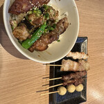 Toriraku Sakaba - 焼き鳥丼は串から外しましたよ。と言わんばかりの見た目ですね。
