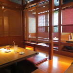 Karumeshi Diya - 掘りごたつ風のテーブル席