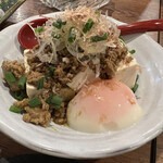 金町製麺 - カレーそぼろと温玉冷奴　430円