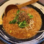 新海南記 - 担々麺(税込945円)