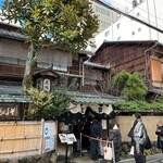本家 尾張屋 - 趣のある京町家のお蕎麦屋さんです。寒空の下、30分近く並びました(><)