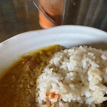 天気輪の柱 - 別添えのスパイスで、ちょいと味変。実は、白米にもほんのり味がついている。何味だろう......それは食べてのお楽しみ☆