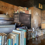 天気輪の柱 - 文学好きとしてはたまらない。並んでいると、ひとまず手に取りたくなる。